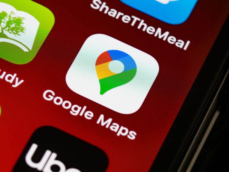 Icono de la app de Google Maps en la pantalla de un celular, representando cómo aparecer en las búsquedas locales de Google
